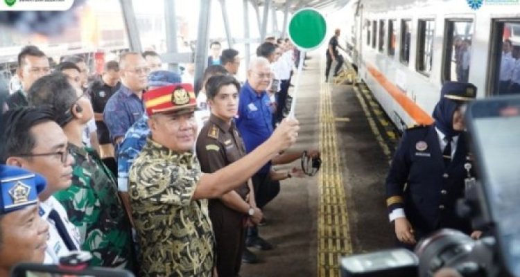 Wakil Gubernur (Wagub) Provinsi Sumatera Selatan (Sumsel), Cik Ujang, menghadiri acara pelepasan peserta mudik gratis dengan kereta api bersama Gubernur Sumsel tahun 2025/1.446 Hijriah, di Stasiun Kereta Api, Palembang, pada hari Kamis, tanggal 27 Maret 2025. (WartaNegeriku.id/Maryam)