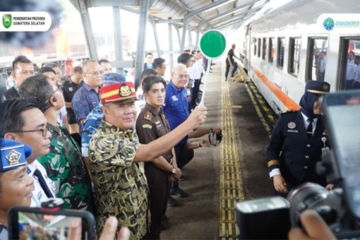 Wakil Gubernur (Wagub) Provinsi Sumatera Selatan (Sumsel), Cik Ujang, menghadiri acara pelepasan peserta mudik gratis dengan kereta api bersama Gubernur Sumsel tahun 2025/1.446 Hijriah, di Stasiun Kereta Api, Palembang, pada hari Kamis, tanggal 27 Maret 2025. (WartaNegeriku.id/Maryam)