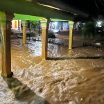 Kondisi permukiman warga Kabupaten Gorontalo Utara yang terdampak banjir arus deras. (foto : Facebook.com/febriyanto.hajamati.7)