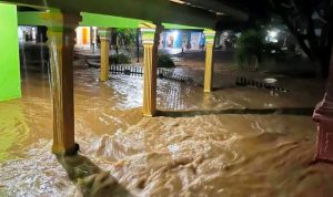 Kondisi permukiman warga Kabupaten Gorontalo Utara yang terdampak banjir arus deras. (foto : Facebook.com/febriyanto.hajamati.7)