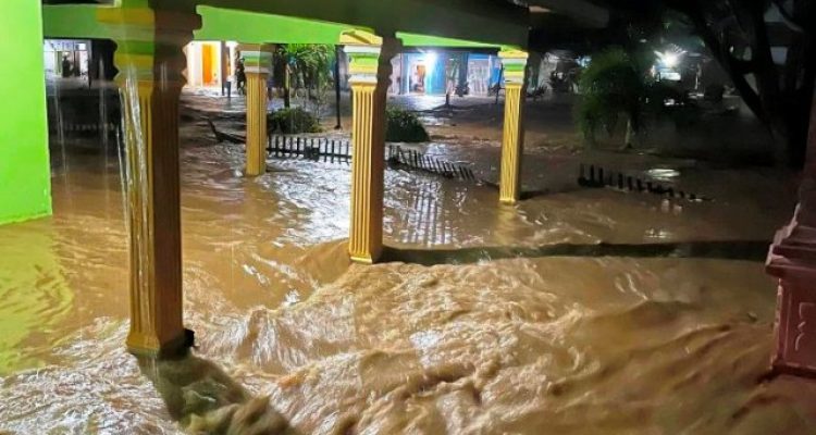 Kondisi permukiman warga Kabupaten Gorontalo Utara yang terdampak banjir arus deras. (foto : Facebook.com/febriyanto.hajamati.7)