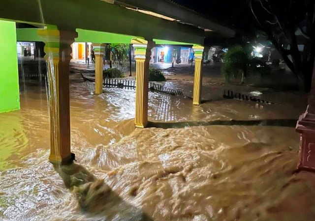 Kondisi permukiman warga Kabupaten Gorontalo Utara yang terdampak banjir arus deras. (foto : Facebook.com/febriyanto.hajamati.7)