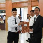 Penyerahan SK CPNS Ogan Komering Ilir oleh bupati muchendi Mahzareki