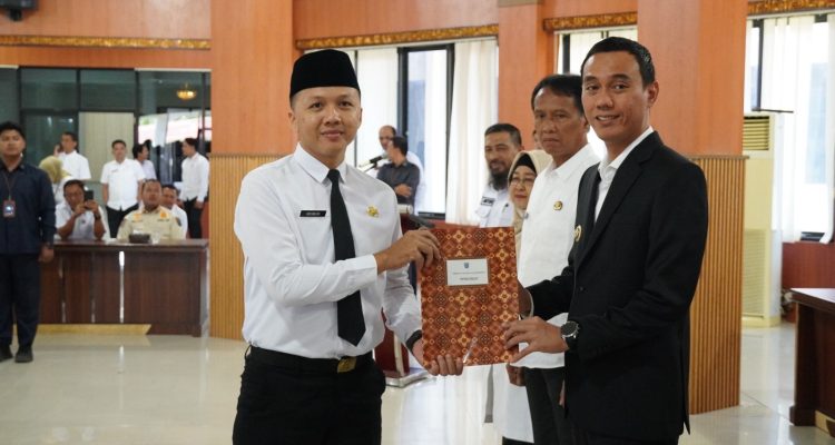 Penyerahan SK CPNS Ogan Komering Ilir oleh bupati muchendi Mahzareki