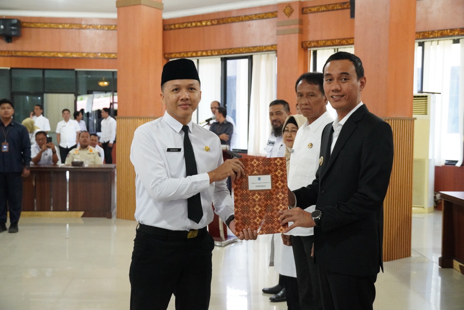Penyerahan SK CPNS Ogan Komering Ilir oleh bupati muchendi Mahzareki