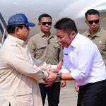 Gubernur Provinsi Sumatera Selatan (Sumsel), Herman Deru, menyaksikan dari dekat Presiden Republik Indonesia, Prabowo Subianto, melakukan penebaran benih menggunakan Drone pada kegiatan tanam padi serentak bersama 14 provinsi secara nasional diatas lahan 105 ribu hektar, di Desa Simpang Pelabuhan Dalam, Kecamatan Pemulutan, Kabupaten Ogan Ilir, pada hari Rabu, tanggal 23 April 2025.