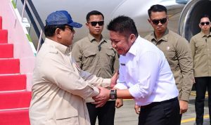 Gubernur Provinsi Sumatera Selatan (Sumsel), Herman Deru, menyaksikan dari dekat Presiden Republik Indonesia, Prabowo Subianto, melakukan penebaran benih menggunakan Drone pada kegiatan tanam padi serentak bersama 14 provinsi secara nasional diatas lahan 105 ribu hektar, di Desa Simpang Pelabuhan Dalam, Kecamatan Pemulutan, Kabupaten Ogan Ilir, pada hari Rabu, tanggal 23 April 2025.