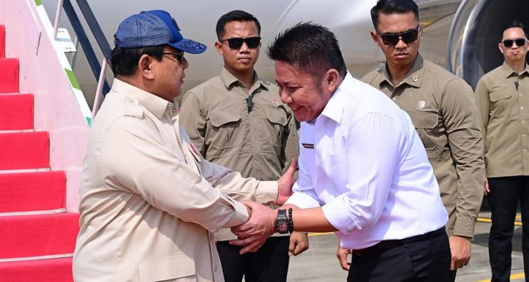 Gubernur Provinsi Sumatera Selatan (Sumsel), Herman Deru, menyaksikan dari dekat Presiden Republik Indonesia, Prabowo Subianto, melakukan penebaran benih menggunakan Drone pada kegiatan tanam padi serentak bersama 14 provinsi secara nasional diatas lahan 105 ribu hektar, di Desa Simpang Pelabuhan Dalam, Kecamatan Pemulutan, Kabupaten Ogan Ilir, pada hari Rabu, tanggal 23 April 2025.