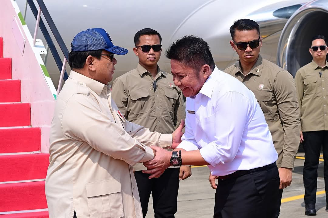 Gubernur Provinsi Sumatera Selatan (Sumsel), Herman Deru, menyaksikan dari dekat Presiden Republik Indonesia, Prabowo Subianto, melakukan penebaran benih menggunakan Drone pada kegiatan tanam padi serentak bersama 14 provinsi secara nasional diatas lahan 105 ribu hektar, di Desa Simpang Pelabuhan Dalam, Kecamatan Pemulutan, Kabupaten Ogan Ilir, pada hari Rabu, tanggal 23 April 2025.