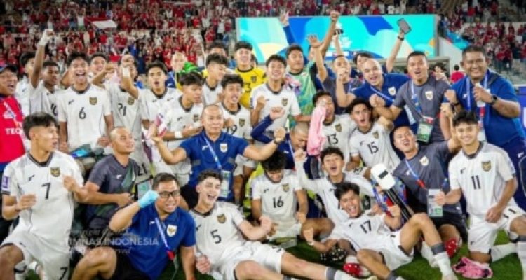 Pemain, Pelatih, dan Official Tim Nasional Sepak Bola Indonesia U-17 saat berhasil mengalahkan Korea Selatan, pada hari Jum'at malam, tanggal 4 April 2025 di Jeddah, Arab Saudi. (foto : PSSI.org)