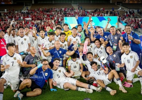 Pemain, Pelatih, dan Official Tim Nasional Sepak Bola Indonesia U-17 saat berhasil mengalahkan Korea Selatan, pada hari Jum'at malam, tanggal 4 April 2025 di Jeddah, Arab Saudi. (foto : PSSI.org)