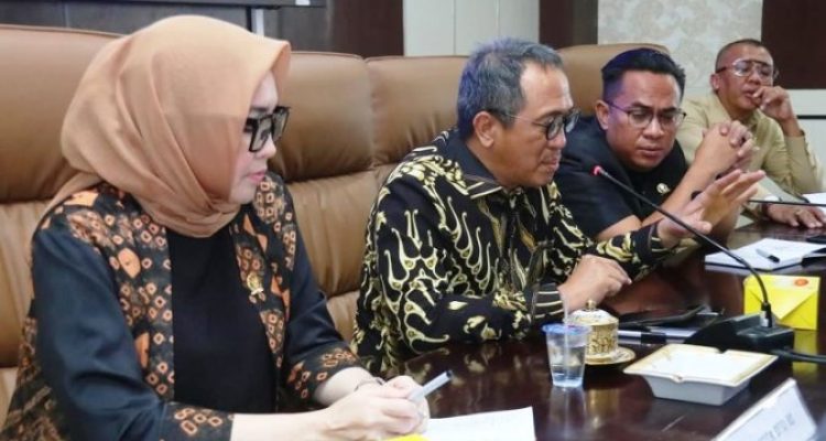 Anggota Komisi XI Dewan Perwakilan Rakyat (DPR) Republik Indonesia dari Fraksi Partai Demokrat, Wahyu Sanjaya, melakukan Kunjungan Kerja (Kunker) ke Kantor Dewan Perwakilan Rakyat Daerah (DPRD) Kota Prabumulih, pada hari Rabu, tangal 9 April 2025. (wartanegeriku.id/maryam)