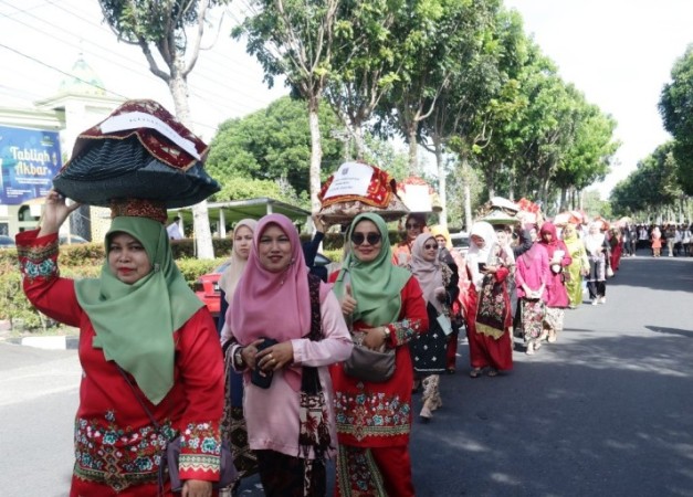 Arakan jamba dan makan bajamba di peringatan 32 tahun Lubuk Basung sebagai ibu kota Agam. (foto : agamkab.go.id)