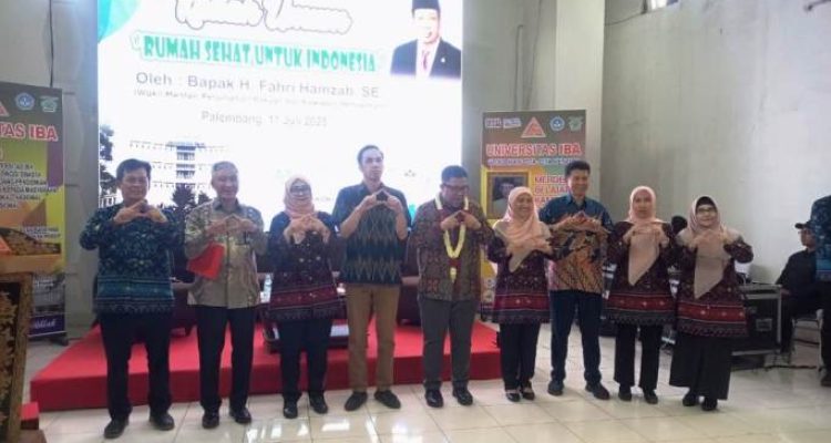 Wakil Menteri (Wamen) Perumahan dan Kawasan Permukiman (PKP) Republik Indonesia, Fahri Hamzah, saat menjadi pembicara pada kuliah umum bertajuk Rumah Sehat Sebagai Pilar Kesejahteraan Masyarakat, di Aula Rosihan Nuch Bajumi lantai 2 Universitas IBA Palembang. (WartaNegeriku.id/Hasan)