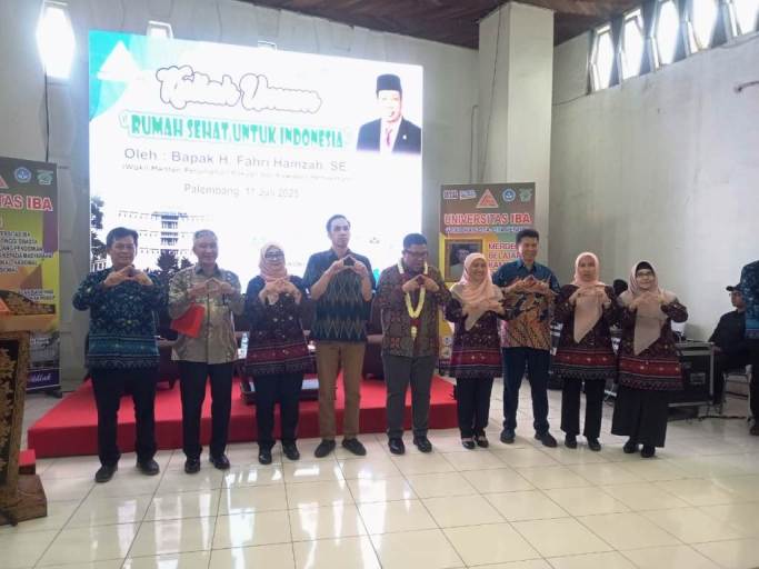 Wakil Menteri (Wamen) Perumahan dan Kawasan Permukiman (PKP) Republik Indonesia, Fahri Hamzah, saat menjadi pembicara pada kuliah umum bertajuk Rumah Sehat Sebagai Pilar Kesejahteraan Masyarakat, di Aula Rosihan Nuch Bajumi lantai 2 Universitas IBA Palembang. (WartaNegeriku.id/Hasan)