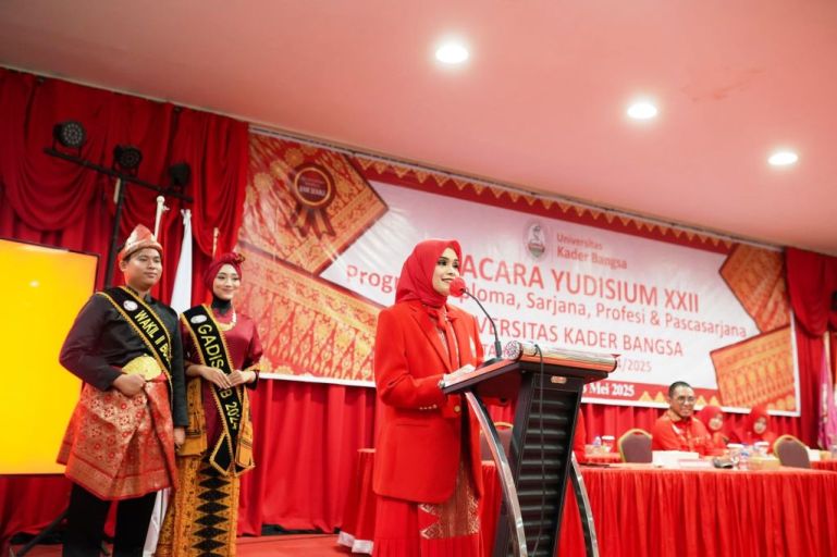 Rektor Universitas Kader Bangsa, Dr. dr. Fika Minata Wathan, M.Kes. (foto : dok. pribadi dr. Fika)