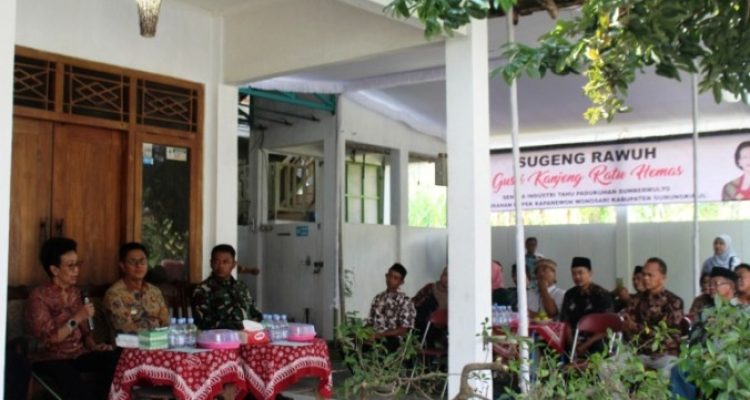 Wakil Ketua Dewan Perwakilan Daerah Republik Indonesia (DPD RI), GKR Hemas, melakukan kegiatan Sapa Aruh Masyarakat Kabupaten Gunungkidul, yang digelar di Kalurahan Kepek, Wonosari, pada hari Kamis, tanggal 24 Juli 2025. (foto : BEKISARMEDIA.ID)