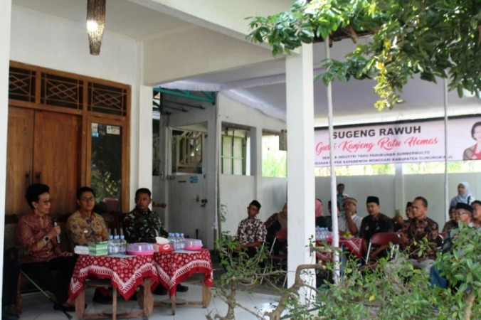 Wakil Ketua Dewan Perwakilan Daerah Republik Indonesia (DPD RI), GKR Hemas, melakukan kegiatan Sapa Aruh Masyarakat Kabupaten Gunungkidul, yang digelar di Kalurahan Kepek, Wonosari, pada hari Kamis, tanggal 24 Juli 2025. (foto : BEKISARMEDIA.ID)