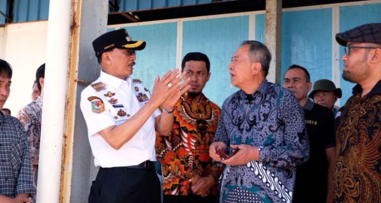upati Kabupaten Pesisir Selatan, Hendrajoni, bersama jajaran organisasi perangkat daerah, pada hari Rabu, tanggal 23 Juli 2025, melakukan kunjungan lapangan ke sejumlah titik strategis, bersama President Commissioner PT Awina Sinergi Internasional, Nakamura Hirohide, yang mewakili calon investor dari Jepang. (foto : pesisirselatankab.go.id)