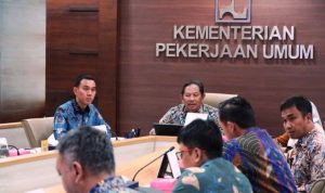 Bupati Kabupaten Ogan Komering Ilir, H. Muchendi Mahzareki, mewakili Pemkab Muba, menyampaikan usulan untuk pembangunan dua jembatan penghubung strategis dengan Kabupaten Mesuji, kepada Kementerian PU di Jakarta, hari Selasa, tanggal 23 Juli 2025. (WARTANEGERIKU.ID)