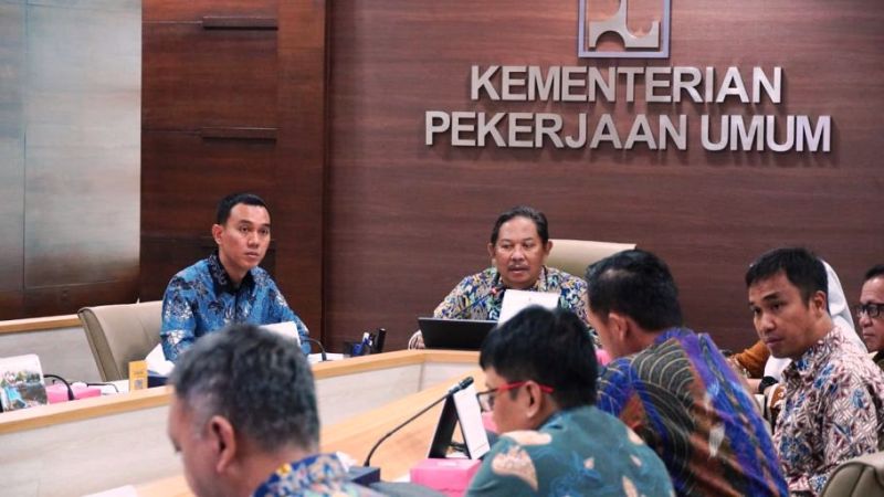 Bupati Kabupaten Ogan Komering Ilir, H. Muchendi Mahzareki, mewakili Pemkab Muba, menyampaikan usulan untuk pembangunan dua jembatan penghubung strategis dengan Kabupaten Mesuji, kepada Kementerian PU di Jakarta, hari Selasa, tanggal 23 Juli 2025. (WARTANEGERIKU.ID)