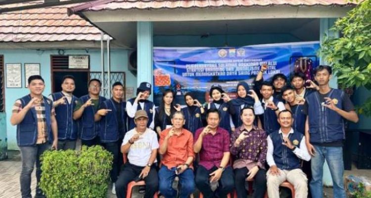 Mahasiswa Kuliah Kerja Nyata Tematik (KKNT) Kelompok 9 STISIPOL Candradimuka Palembang, menggelar seminar bertajuk Pemberdayaan Sulaman Angkinan melalui Strategi Branding dan Jurnalisme Digital untuk Meningkatkan Daya Saing Produk Lokal, hari Sabtu, tanggal 26 Juli 2025, di Kantor Kelurahan Sungai Lais, Palembang. (WARTANEGERIKU.ID)