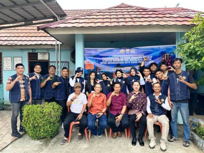 Mahasiswa Kuliah Kerja Nyata Tematik (KKNT) Kelompok 9 STISIPOL Candradimuka Palembang, menggelar seminar bertajuk Pemberdayaan Sulaman Angkinan melalui Strategi Branding dan Jurnalisme Digital untuk Meningkatkan Daya Saing Produk Lokal, hari Sabtu, tanggal 26 Juli 2025, di Kantor Kelurahan Sungai Lais, Palembang. (WARTANEGERIKU.ID)