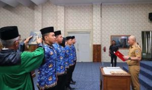 Wali Kota Lubuk Linggau, H. Rachmat Hidayat, melantik dan menyerahkan SK PNS Lulusan IPDN serta SK PPPK tahap II di lingkungan Pemerintah Kota (Pemkot) Lubuklinggau, pada hari Senin, tanggal 29 September 2025, yang dilaksanakan di Cinema Hall Lantai 5 Kantor Walikota Lubuklinggau. (WARTANEGERIKU.ID/HAIRUDIN)