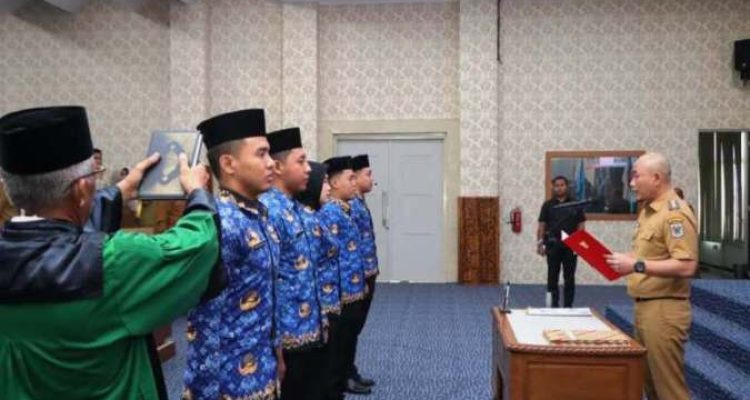 Wali Kota Lubuk Linggau, H. Rachmat Hidayat, melantik dan menyerahkan SK PNS Lulusan IPDN serta SK PPPK tahap II di lingkungan Pemerintah Kota (Pemkot) Lubuklinggau, pada hari Senin, tanggal 29 September 2025, yang dilaksanakan di Cinema Hall Lantai 5 Kantor Walikota Lubuklinggau. (WARTANEGERIKU.ID/HAIRUDIN)