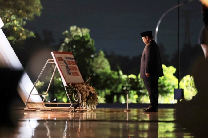 Presiden Republik Indonesia, Prabowo Subianto, memimpin upacara ziarah nasional dan renungan suci dalam rangka memperingati Hari Pahlawan Tahun 2025, di Taman Makam Pahlawan Nasional Utama (TMPNU) Kalibata, Jakarta, pada hari Senin, 10 November 2025. (foto : Biro PMI Setpres)