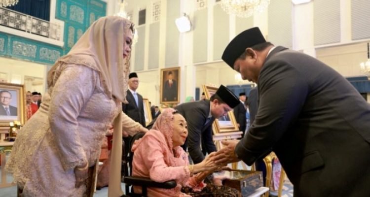 Presiden Republik Indonesia, Prabowo Subianto, resmi menganugerahkan gelar Pahlawan Nasional Tahun 2025 kepada sepuluh tokoh bangsa dari berbagai daerah, dalam sebuah upacara khidmat di Istana Negara, Jakarta, pada hari Senin, tanggal 10 November 2025. (foto : Biro PMI Setpres)