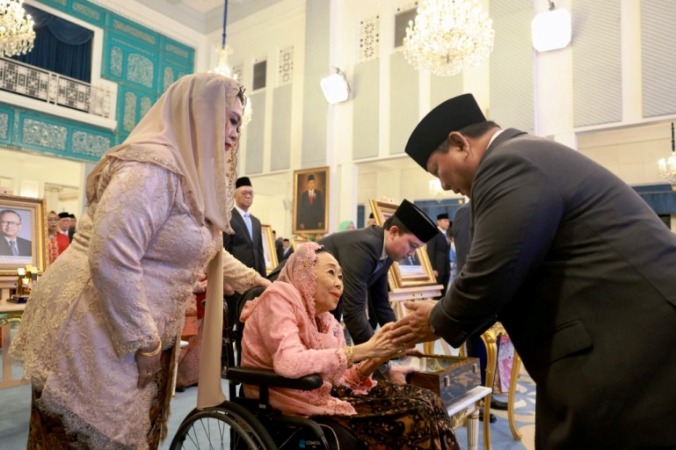 Presiden Republik Indonesia, Prabowo Subianto, resmi menganugerahkan gelar Pahlawan Nasional Tahun 2025 kepada sepuluh tokoh bangsa dari berbagai daerah, dalam sebuah upacara khidmat di Istana Negara, Jakarta, pada hari Senin, tanggal 10 November 2025. (foto : Biro PMI Setpres)