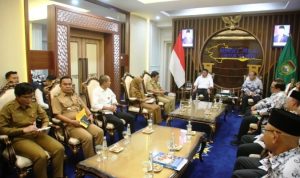 Gubernur Provinsi Sumatera Selatan (Sumsel), Herman Deru, menerima audiensi Ketua PGRI Sumsel bersama jajaran, di Ruang Tamu Gubernur Sumsel, pada hari Selasa, tanggal 11 November 2025. (foto : sumselprov.go.id)