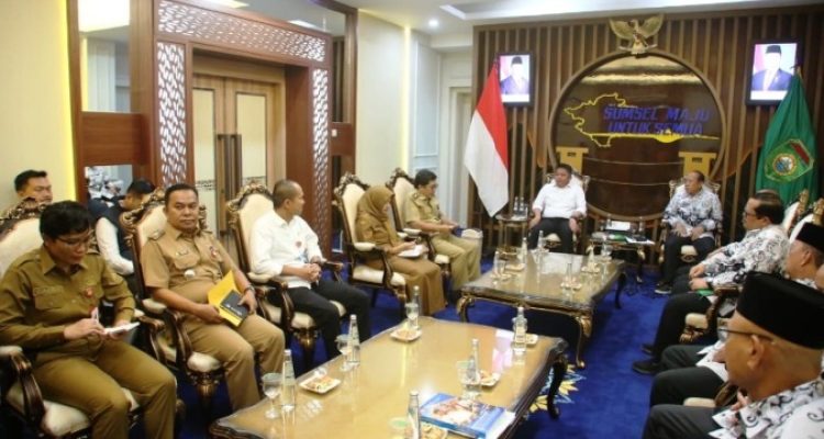 Gubernur Provinsi Sumatera Selatan (Sumsel), Herman Deru, menerima audiensi Ketua PGRI Sumsel bersama jajaran, di Ruang Tamu Gubernur Sumsel, pada hari Selasa, tanggal 11 November 2025. (foto : sumselprov.go.id)