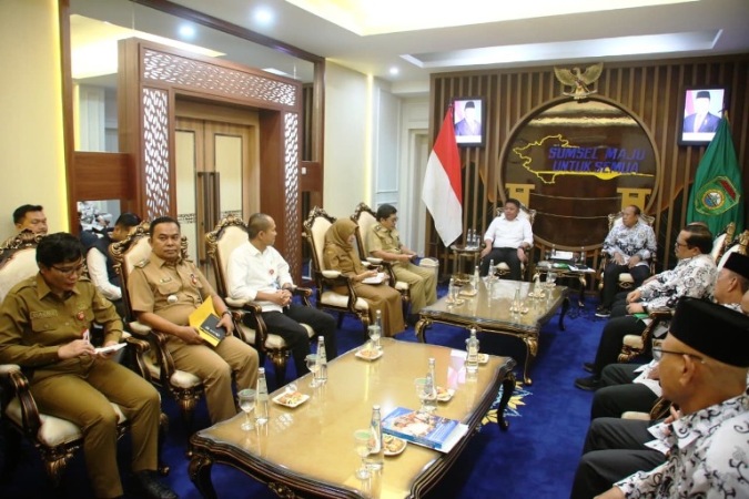 Gubernur Provinsi Sumatera Selatan (Sumsel), Herman Deru, menerima audiensi Ketua PGRI Sumsel bersama jajaran, di Ruang Tamu Gubernur Sumsel, pada hari Selasa, tanggal 11 November 2025. (foto : sumselprov.go.id)