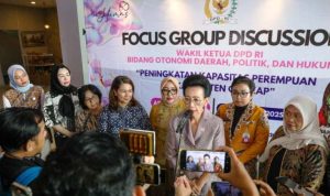 Wakil Ketua Dewan Perwakilan Daerah (DPD) Republik Indonesia, Gusti Kanjeng Ratu (GKR) Hemas, saat membuka kegiatan Forum Peningkatan Kapasitas Perempuan di Kabupaten Cilacap, Jawa Tengah, pada Rabu, 12 November 2025. (foto : Newsroom DPD RI)