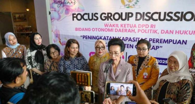 Wakil Ketua Dewan Perwakilan Daerah (DPD) Republik Indonesia, Gusti Kanjeng Ratu (GKR) Hemas, saat membuka kegiatan Forum Peningkatan Kapasitas Perempuan di Kabupaten Cilacap, Jawa Tengah, pada Rabu, 12 November 2025. (foto : Newsroom DPD RI)
