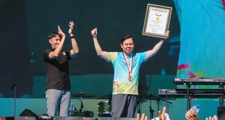 Ketua DPD RI, Sultan Baktiar Najamuddin, menghadiri acara Green Democacy Fun Walk yang berlangsung di kawasan Senayan, Jakarta, pada hari Minggu, tanggal 9 November 2025. (WARTANEGERIKU.ID/AIRU)