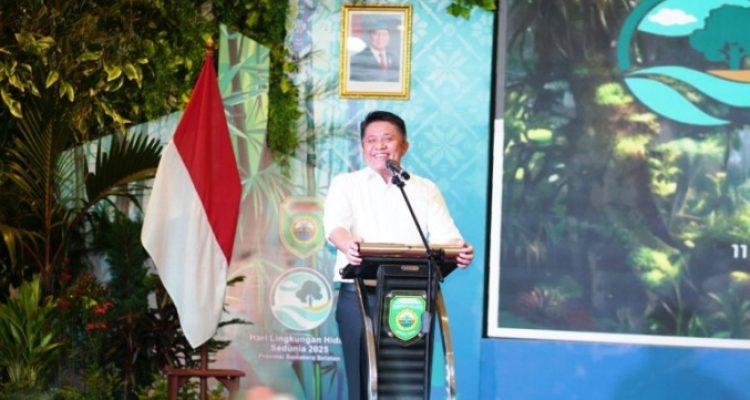 Gubernur Sumatera Selatan (Sumsel), Herman Deru, bersama Wakil Gubernur, Cik Ujang, menghadiri peringatan Hari Lingkungan Hidup Sedunia tahun 2025 tingkat Provinsi Sumsel, yang digelar di Kebon Gede. (foto : sumselprov.go.id)