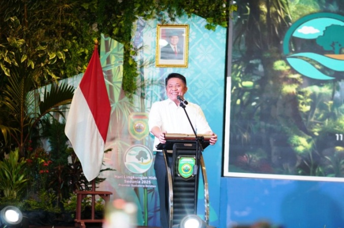 Gubernur Sumatera Selatan (Sumsel), Herman Deru, bersama Wakil Gubernur, Cik Ujang, menghadiri peringatan Hari Lingkungan Hidup Sedunia tahun 2025 tingkat Provinsi Sumsel, yang digelar di Kebon Gede. (foto : sumselprov.go.id)