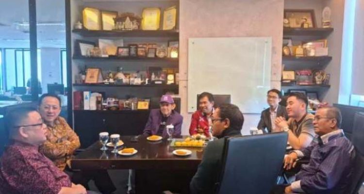 Anggota DPD RI, Irman Gusman dalam acara sharing session bersama pakar pemasaran Hermawan Kertajaya, yang turut dihadiri oleh Direktur TransNusa Air (Leo Budiman), pemilik Coco’s (Tour Lentono), Bupati Kepulauan Mentawai, serta sejumlah penggiat pariwisata Sumbar, di kantor pusat MCorp/MarkPlus, Menara 88, Jakarta, pada hari Senin, tanggal 10 November 2025. (foto : Tim Media Irman Gusman)