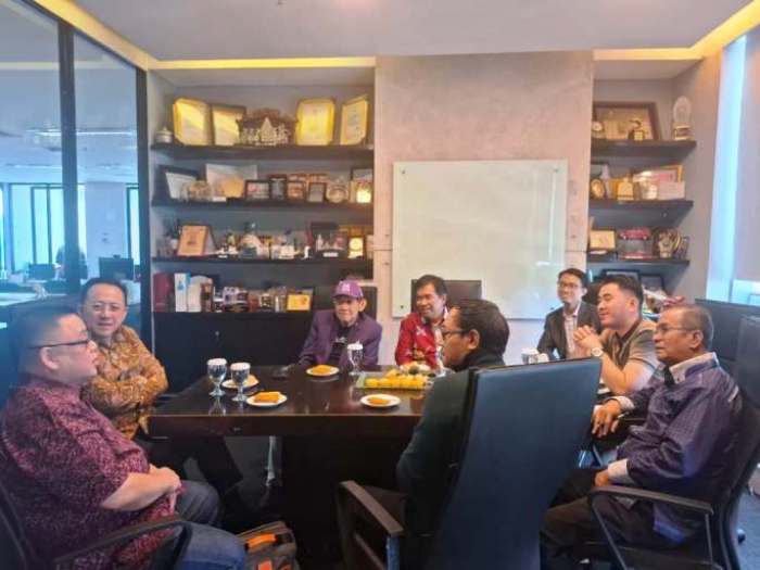 Anggota DPD RI, Irman Gusman dalam acara sharing session bersama pakar pemasaran Hermawan Kertajaya, yang turut dihadiri oleh Direktur TransNusa Air (Leo Budiman), pemilik Coco’s (Tour Lentono), Bupati Kepulauan Mentawai, serta sejumlah penggiat pariwisata Sumbar, di kantor pusat MCorp/MarkPlus, Menara 88, Jakarta, pada hari Senin, tanggal 10 November 2025. (foto : Tim Media Irman Gusman)