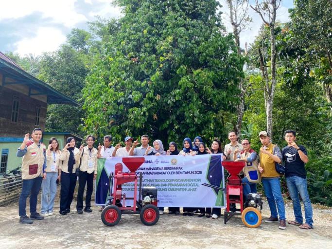 Badan Eksekutif Mahasiswa (BEM) STISIPOL Candradimuka Palembang berhasil menuntaskan Program PEM-BEM Mahasiswa Berdampak 2025 di Desa Keban Agung, Kecamatan Mulak Sebingkai, Kabupaten Lahat. (foto : STISIPOL Candradimuka Palembang)