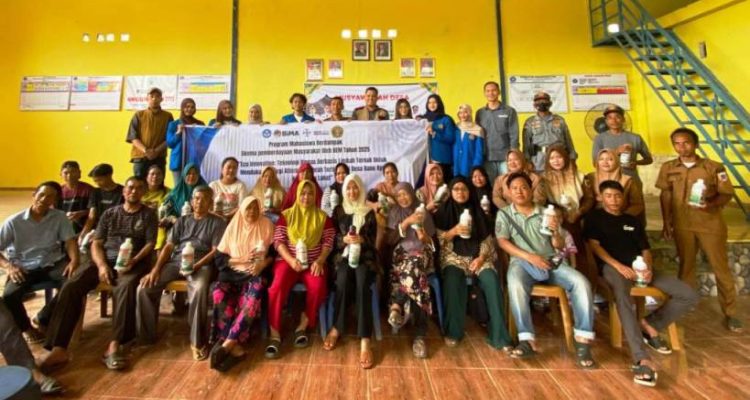 Mahasiswa Peserta Program PEM-BEM Mahasiswa Berdampak Tahun 2025 dari STISIPOL Candradimuka saat melakukan program pengabdian masyarakat di Desa Banu Ayu, Kabupaten Lahat. (foto : dokumentasi Tim STISIPOL CANDRADIMUKA PALEMBANG)