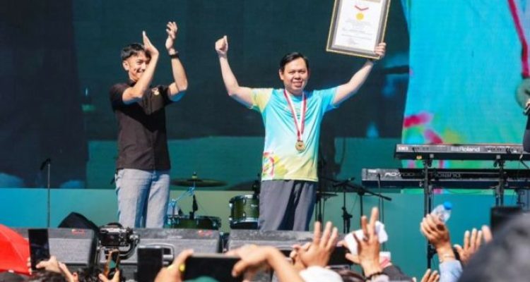 Ketua DPD RI, Sultan Baktiar Najamuddin, menghadiri acara Green Democacy Fun Walk yang berlangsung di kawasan Senayan, Jakarta, pada hari Minggu, tanggal 9 November 2025. (foto : Newsroom DPD RI)