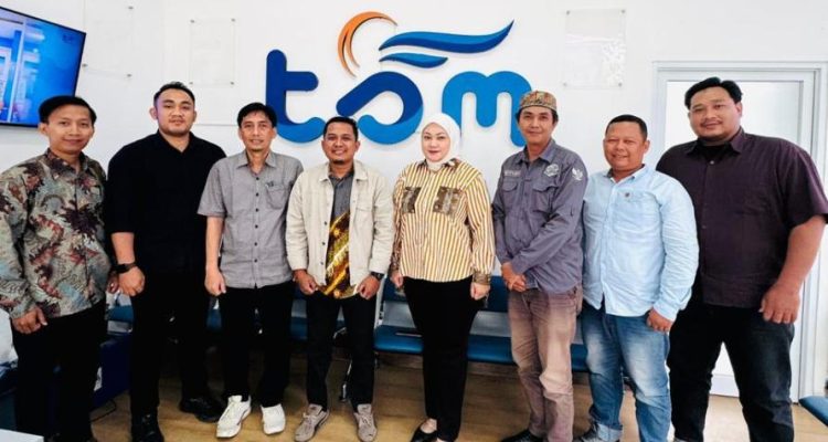 Pengurus DPD Pro JurnalisMedia Siber Provinsi Sumatera Selatan foto bersama Sekretaris PT Tirta Sriwijaya Maju dan jajaran, setelah audiensi pada hari Jum'at, tanggal 14 November 2025, di Palembang. (foto : DPD PJS Sumsel/PT TSM)