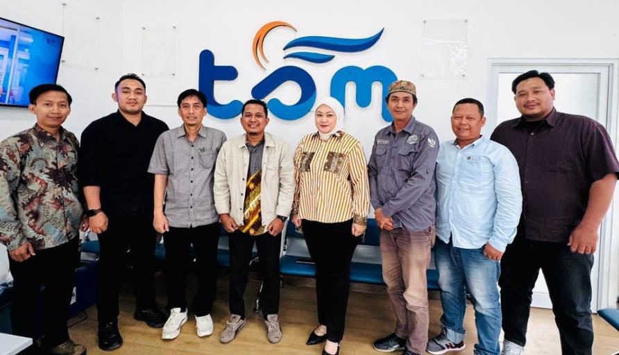 Pengurus DPD Pro JurnalisMedia Siber Provinsi Sumatera Selatan foto bersama Sekretaris PT Tirta Sriwijaya Maju dan jajaran, setelah audiensi pada hari Jum'at, tanggal 14 November 2025, di Palembang. (foto : DPD PJS Sumsel/PT TSM)