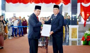 Bupati Kabupaten Musi Banyuasin (Muba), M. Toha, secara resmi melantik Syafaruddin sebagai Penjabat (Pj.) Sekretaris Daerah (Sekda) Kabupaten Muba, dalam pelantikan yang digelar di Pendopoan Griya Bumi Serasan Sekate, pada hari Selasa, tanggal 11 November 2025. (foto : Diskominfo Kabupaten Muba) Bupati Kabupaten Musi Banyuasin (Muba), M. Toha, secara resmi melantik Syafaruddin sebagai Penjabat (Pj.) Sekretaris Daerah (Sekda) Kabupaten Muba, dalam pelantikan yang digelar di Pendopoan Griya Bumi Serasan Sekate, pada hari Selasa, tanggal 11 November 2025. (foto : Diskominfo Kabupaten Muba)