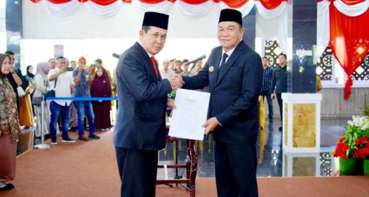 Bupati Kabupaten Musi Banyuasin (Muba), M. Toha, secara resmi melantik Syafaruddin sebagai Penjabat (Pj.) Sekretaris Daerah (Sekda) Kabupaten Muba, dalam pelantikan yang digelar di Pendopoan Griya Bumi Serasan Sekate, pada hari Selasa, tanggal 11 November 2025. (foto : Diskominfo Kabupaten Muba)