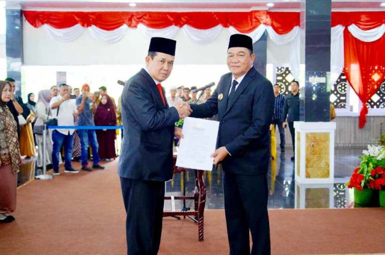 Bupati Kabupaten Musi Banyuasin (Muba), M. Toha, secara resmi melantik Syafaruddin sebagai Penjabat (Pj.) Sekretaris Daerah (Sekda) Kabupaten Muba, dalam pelantikan yang digelar di Pendopoan Griya Bumi Serasan Sekate, pada hari Selasa, tanggal 11 November 2025. (foto : Diskominfo Kabupaten Muba)